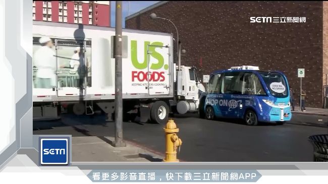 糗！無人巴士不懂閃　上路首日就被撞