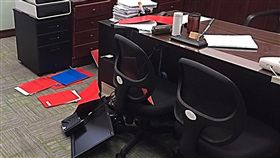 女議員咆哮翻桌　圖／翻攝自批踢踢