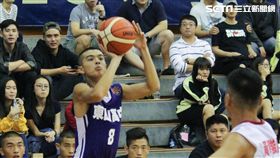 ▲東山高中射手周世加（左）今日為球隊貢獻13分。（圖／記者蔡宜瑾攝影）