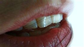 嘴巴　親吻
https://www.flickr.com/photos/olivia-oliver/2385695955/in/photolist-4CPjhT-2fhenp-4kASi1-4V56W1-s1iwNr-5M8mj9-6z5WDK-4SR1RF-bLLfP4-7fPmpj-acUNrr-hYMVB-zbrKq-4JxGAi-4vcES-5DXQGC-7bMxue-AE6Fi-9BWu