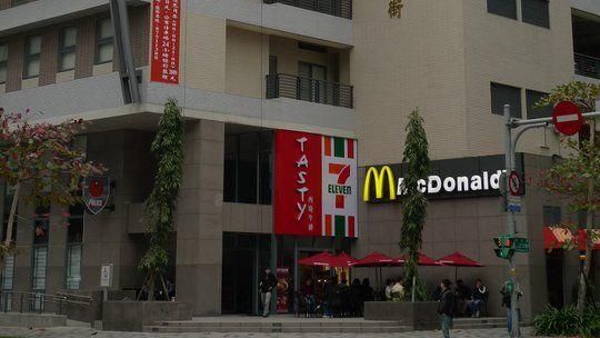 內科美食街驚現青竹絲　民眾受驚報警