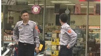 嚇！歹徒持刀綁超商店員關廁所搶錢！