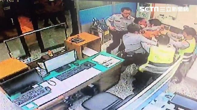 醉漢挨揍找警出氣　警壓制遭擊碎眼鏡