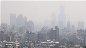高雄市空氣品質不良行政院環境保護署空氣品質監測網3日指出，高屏地區前金、鳳山、林園、前鎮及小港測站空氣品質指標（AQI）均達對敏感族群不健康的橘色等級，指標污染物為細懸浮微粒（PM2.5）。圖為高雄市上午空氣品質不良，天空呈現一片灰濛濛。中央社記者董俊志攝　106年11月3日