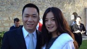 大陸女星趙薇因主演電視劇《還珠格格》迅速竄紅，不管是投資、經商、拍電影都非常成功。不料日前卻傳出趙薇和她的富商老公黃有龍，以空殼公司收購上市公司，不僅對市場和投資者產生嚴重誤導，也違反了大陸《證券法》，趙薇夫婦倆被處5年不得進入股市的懲罰！（圖／翻攝自微博）