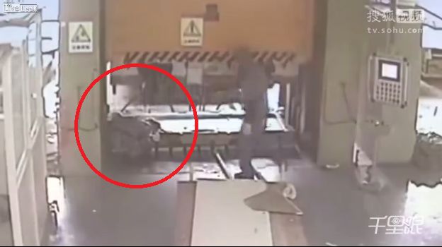 工人誤啟液壓機　同事跪地對折慘死