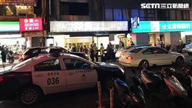 黃姓「亂剪」髮廊少東，因積欠50多萬賭債，賴姓組頭帶人至髮廊討債，黃男向王姓乾哥討救兵，王男帶8人趕來救駕，賴男遭砍28刀之多，警方到場將11人全數逮捕，訊後依殺人未遂、妨害自由及恐嚇等罪送辦（楊忠翰攝）