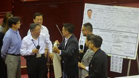 民進黨議員製作申請表海報　邀柯文哲入黨台北市長柯文哲（前左2）10日下午在議會總質詢時，，民進黨籍議員洪健益（前左3）等人製作一張大型入黨申請表海報，邀請柯文哲入黨，對民進黨表達善意。中央社記者孫仲達攝　106年11月10日