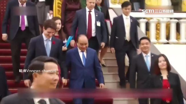 好害羞！加、越兩總理十指交扣走紅毯