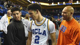 LiAngelo Ball（左）Lonzo Ball（中）與LaVar Ball（圖／美聯社／達志影像）