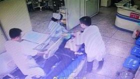 大陸廣西柳州市有一名男子突然在路邊抽搐昏倒，送醫後已沒心跳，不過醫師仍不放棄，約按壓男子心臟15000次、長達2小時的搶救，男子奇蹟似的恢復心率，目前已轉入加護病房持續觀察中。（圖／翻攝自微博）