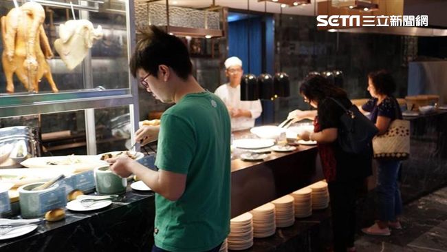 台！走進大酒店吃蚵仔煎、喝牛肉湯…