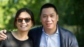 大陸女星趙薇因主演電視劇《還珠格格》迅速竄紅，不管是投資、經商、拍電影都非常成功。不料日前卻傳出趙薇和她的富商老公黃有龍，以空殼公司收購上市公司，不僅對市場和投資者產生嚴重誤導，也違反了大陸《證券法》，趙薇夫婦倆被處5年不得進入股市的懲罰！（圖／翻攝自微博）