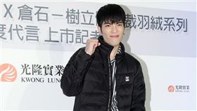 蕭敬騰代言羽絨衣，自己喜歡籃球有空就會去運動。（記者邱榮吉/攝影）