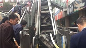 電扶梯運行中突崩塌　台階全數翻落