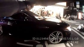 員警拔出手槍喝令眾人下車。（圖／翻攝畫面）