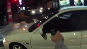 警方掏槍喝令張嫌下車。（圖／翻攝畫面）