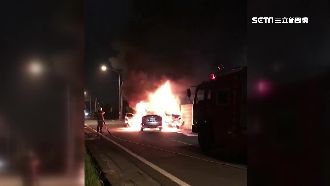 駕駛疑恍神自撞　兩車成大火球全燒毀