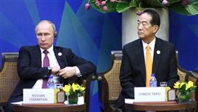 APEC會議　宋楚瑜坐蒲亭旁（2）APEC領袖代表宋楚瑜（右）10日下午在越南峴港出席2017年亞太經濟合作會議（APEC）經濟領袖與企業諮詢委員會（ABAC）代表對話，與俄國總統蒲亭（左）比鄰而坐。中央社記者吳翊寧越南峴港攝　106年11月10日
