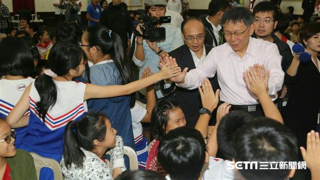 拼總統靠他們！柯受小學生明星式歡迎