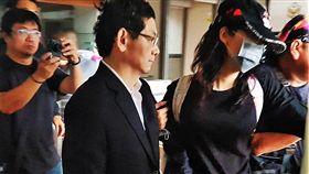 慶富案簡良鑑獲釋海軍獵雷艦承造商慶富造船公司前執行長簡良鑑（前左）涉嫌詐貸，高雄地院10日晚間裁定新台幣300萬元交保，簡良鑑11日上午獲釋，在簡妻（前右）陪同下匆匆離開法院。中央社記者程啟峰高雄攝  106年11月11日