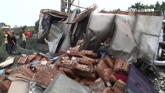 駕駛疑打瞌睡　冷凍貨櫃車衝邊坡翻覆