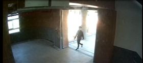 監視器錄下林男在校園閒晃的身影。（圖／翻攝畫面）