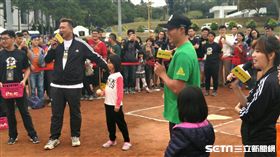 ▲球迷九宮格投準活動。（圖／記者林辰彥攝影）