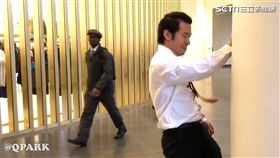 耳機聽音樂跳舞