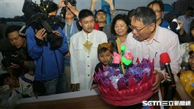 柯文哲參與水燈節 DIY水燈 北市府提供