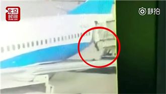 配餐完返機艙　空姐直接從艙門摔出