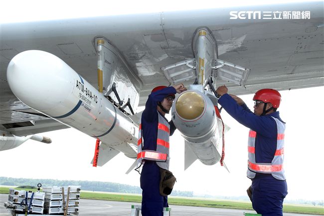 P3C反潛機潛力裝掛小牛飛彈及魚叉飛彈。〈記者邱榮吉/屏東拍攝〉
