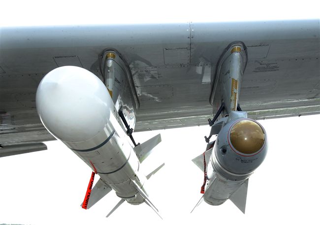 P3C反潛機潛力裝掛小牛飛彈及魚叉飛彈。〈記者邱榮吉/屏東拍攝〉