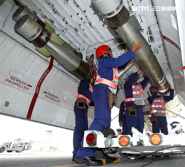地勤人員裝掛空投魚雷。〈記者邱榮吉/屏東拍攝〉