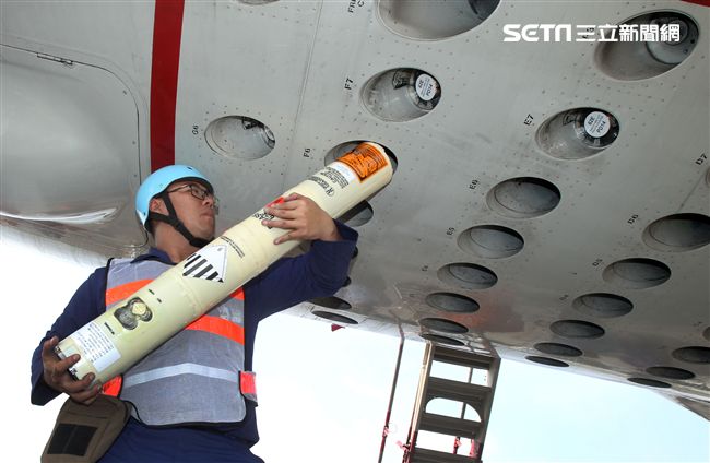 地勤人員填補SSQ-62E主動聲標。〈記者邱榮吉/屏東拍攝〉