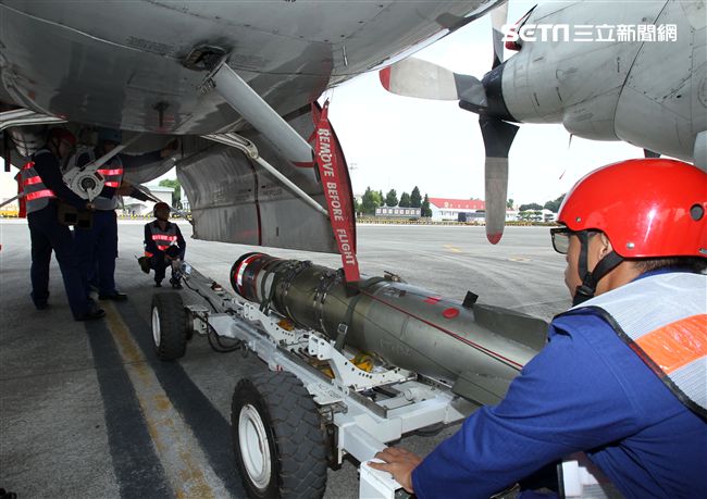 地勤人員裝掛空投魚雷。〈記者邱榮吉/屏東拍攝〉