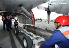 地勤人員裝掛空投魚雷。〈記者邱榮吉/屏東拍攝〉