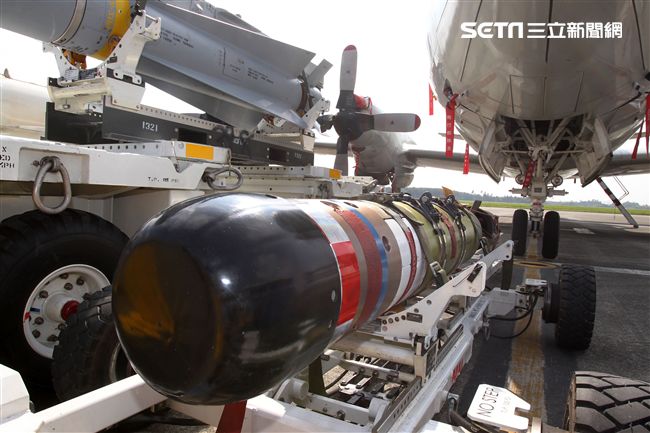 P3C反潛機掛載MK-46空投魚雷。〈記者邱榮吉/屏東拍攝〉