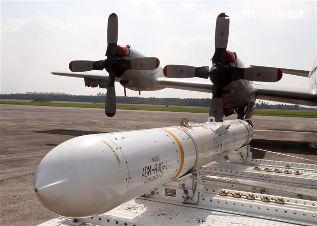 P3C反潛機掛載AGM-84/G型魚叉飛彈。〈記者邱榮吉/屏東拍攝〉