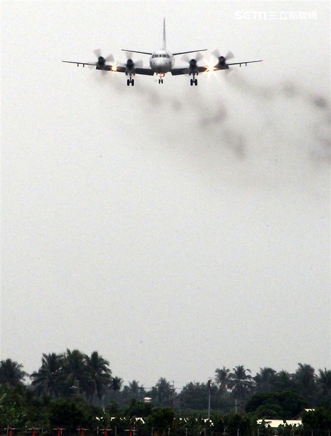 P3C反潛機實施連續落地起飛訓練。〈記者邱榮吉/屏東拍攝〉