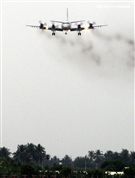 P3C反潛機實施連續落地起飛訓練。〈記者邱榮吉/屏東拍攝〉