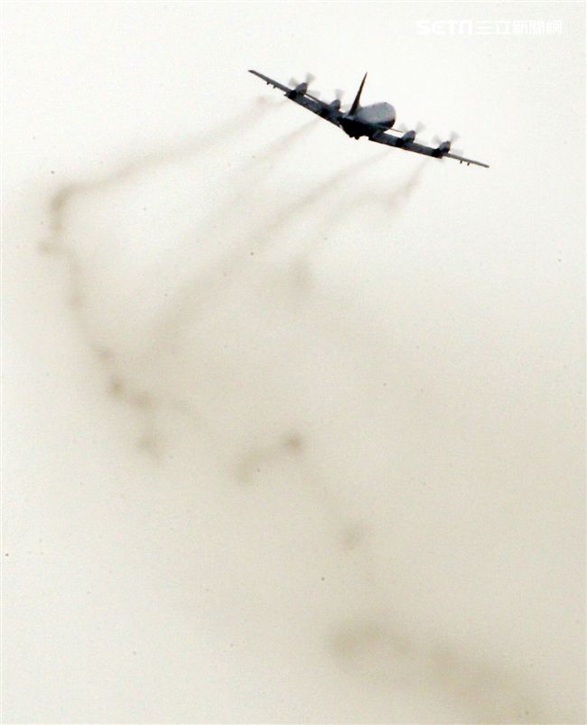 P3C反潛機實施連續落地起飛訓練。〈記者邱榮吉/屏東拍攝〉