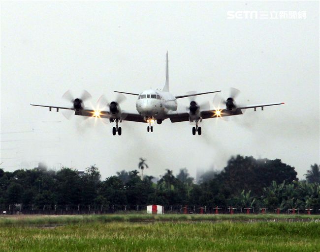 空軍向美採購十二架P-3C反潛巡邏機，已全數返抵國內，隷屬屏東空軍基地反潛大隊，該大隊正加強空地勤人員換裝訓練，預定年底舉行P-3C成軍典禮。（記者邱榮吉/屏東拍攝）