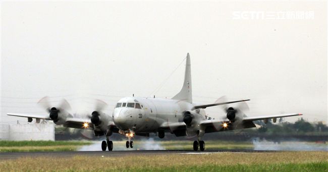 P3C反潛機實施連續落地起飛訓練。〈記者邱榮吉/屏東拍攝〉