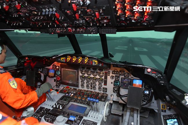 P3C反潛機飛行員不斷在模擬機反覆訓練。〈記者邱榮吉/屏東拍攝〉