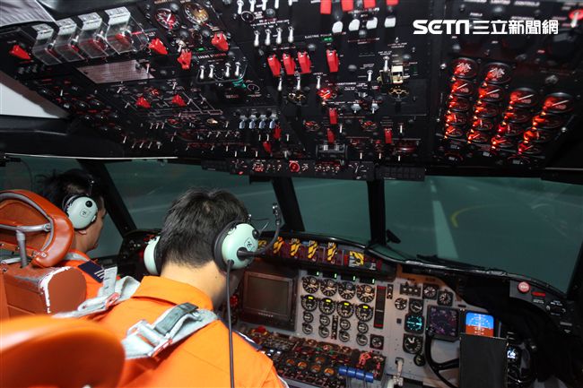 P3C反潛機飛行員不斷在模擬機反覆訓練。〈記者邱榮吉/屏東拍攝〉