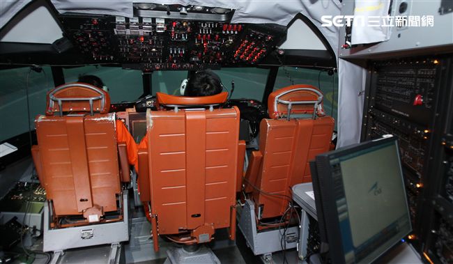 P3C反潛機飛行員不斷在模擬機反覆訓練。〈記者邱榮吉/屏東拍攝〉