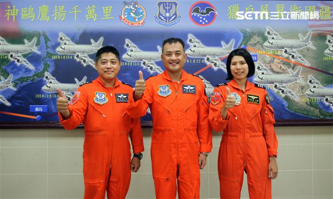 P3C反潛大隊大隊長徐善治（中）副大隊長楊長進（左）領航官李宜真（右）。〈記者邱榮吉/屏東拍攝〉