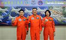 P3C反潛大隊大隊長徐善治（中）副大隊長楊長進（左）領航官李宜真（右）。〈記者邱榮吉/屏東拍攝〉