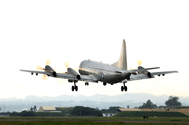 P3C反潛機實施連續落地起飛訓練。〈記者邱榮吉/屏東拍攝〉